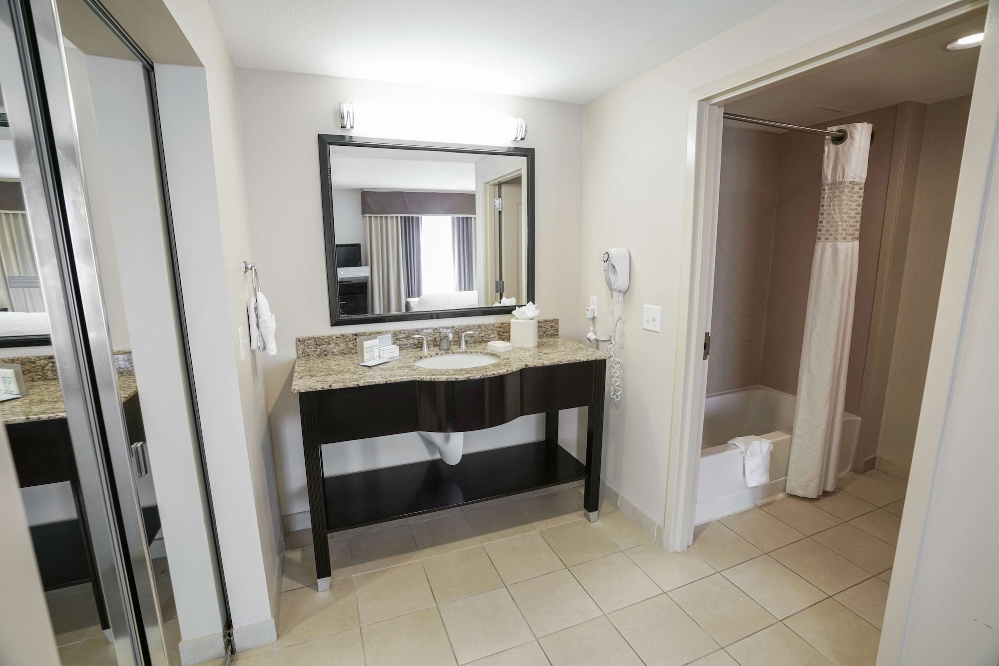 hampton inn and suites las vegas airport
