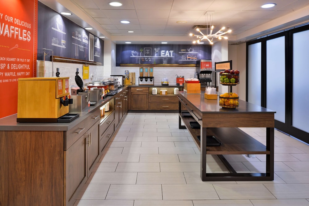 hampton inn and suites las vegas airport
