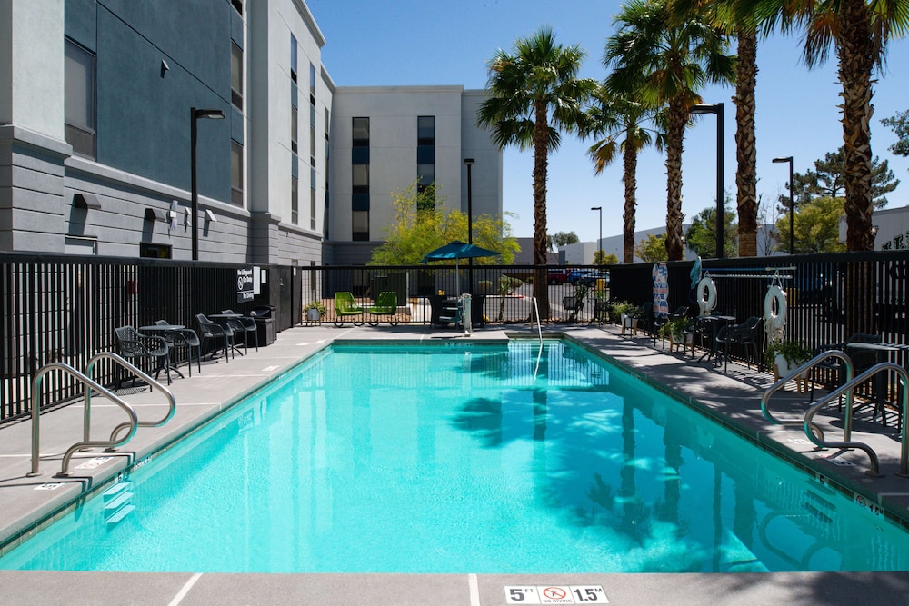 hampton inn and suites las vegas airport