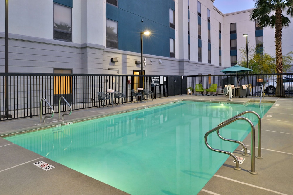 hampton inn and suites las vegas airport