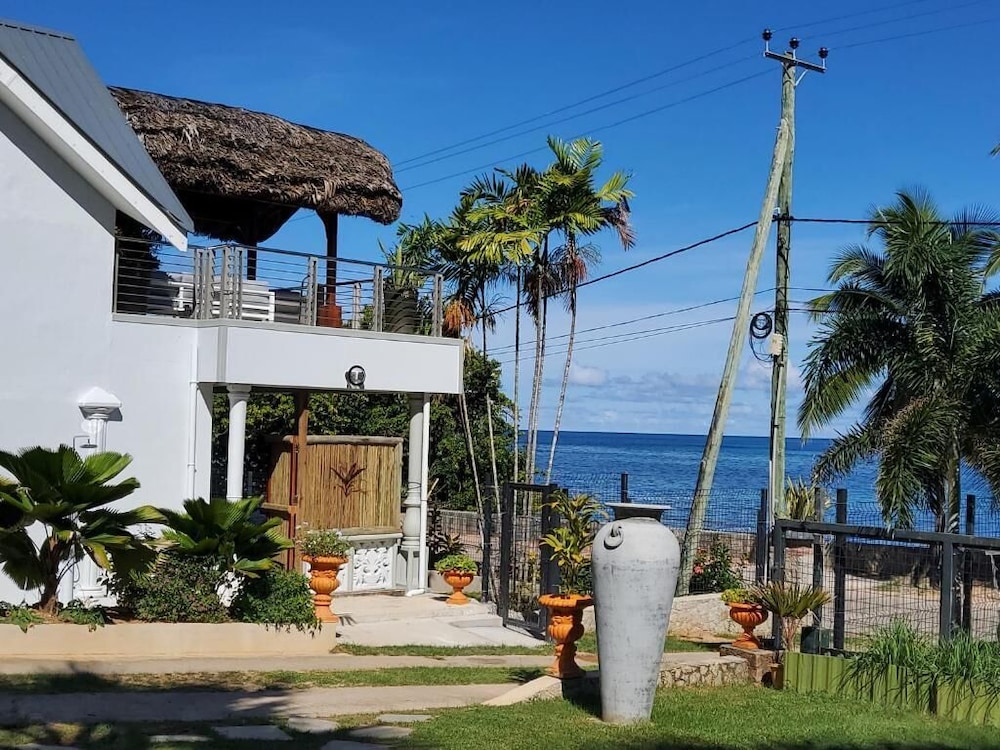 sea splash and la petite maison