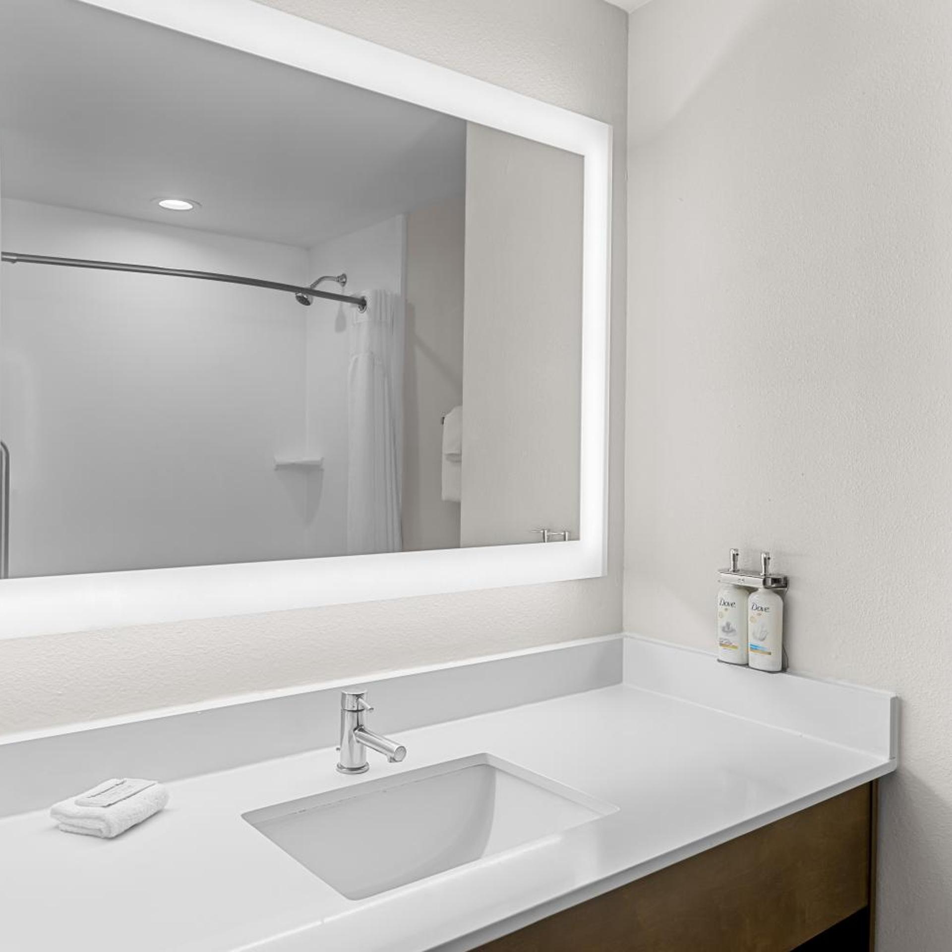 holiday inn express and suites savannah midtown by ihg
