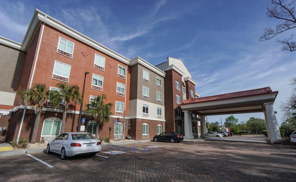 holiday inn express and suites savannah midtown by ihg