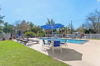 Holiday Inn Express And Suites Savannah - Midtown By Ihg,In Savannah (Midtown),3 star