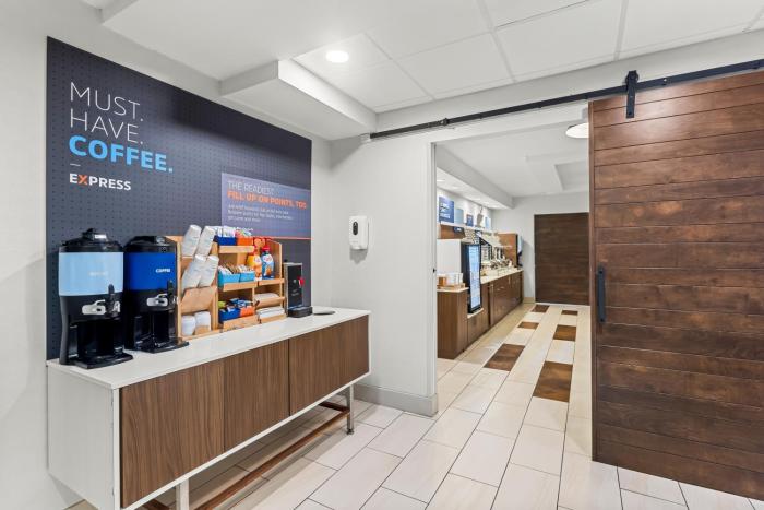 holiday inn express and suites savannah midtown by ihg