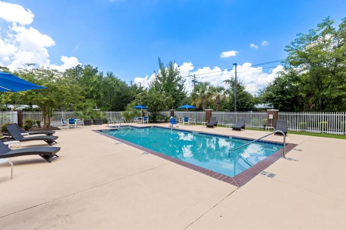 holiday inn express and suites savannah midtown by ihg