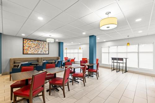 holiday inn express and suites savannah midtown by ihg