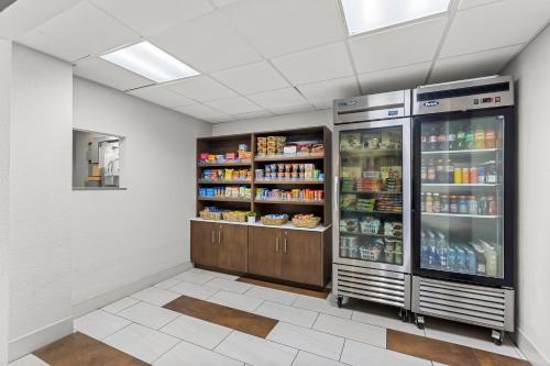 holiday inn express and suites savannah midtown by ihg