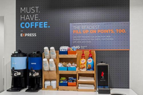 holiday inn express and suites savannah midtown by ihg
