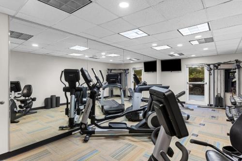 holiday inn express and suites savannah midtown by ihg