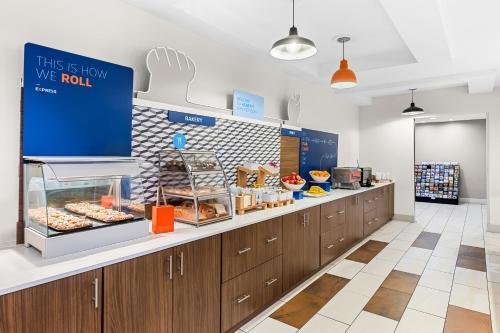 holiday inn express and suites savannah midtown by ihg