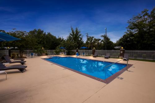 holiday inn express and suites savannah midtown by ihg