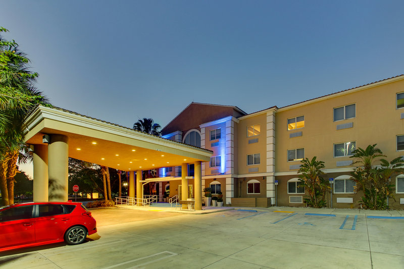 holiday inn express and suites west palm beach met