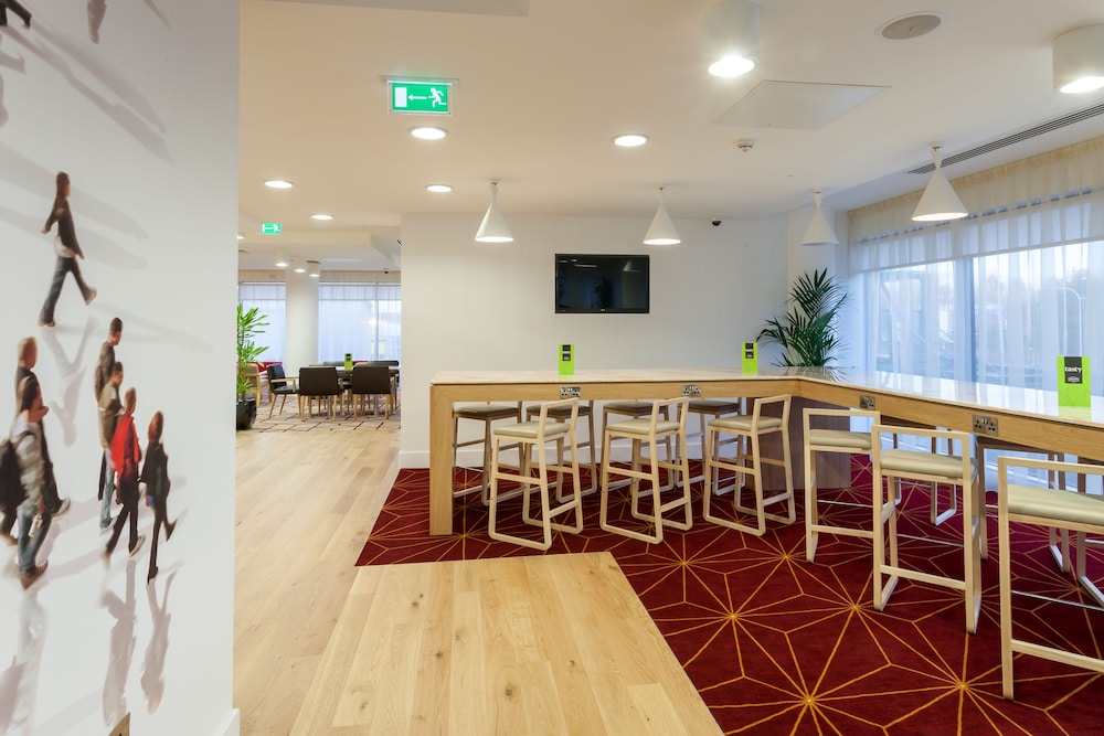 hampton by hilton london gatwick airport