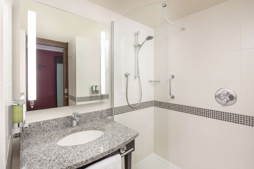 hampton by hilton london gatwick airport