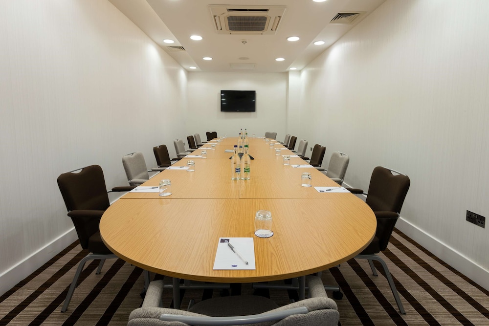 hampton by hilton london gatwick airport