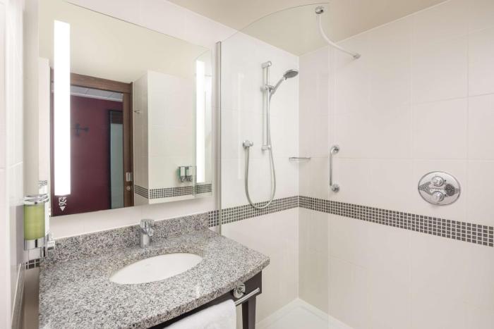 hampton by hilton london gatwick airport