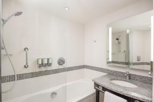 hampton by hilton london gatwick airport