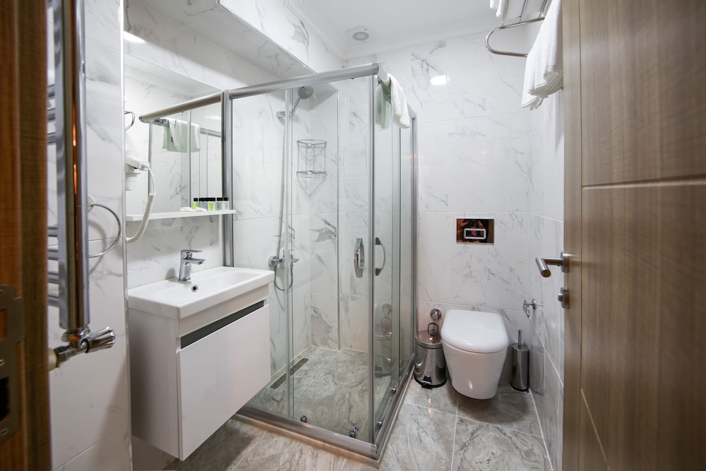 seven roses apart hotel