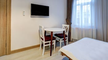 seven roses apart hotel