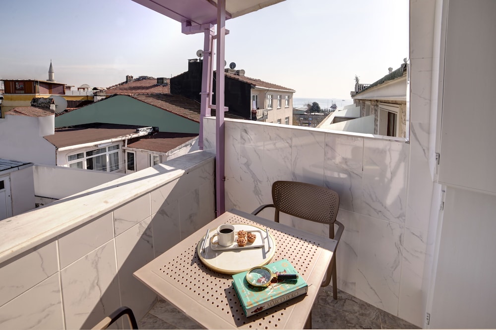 seven roses apart hotel