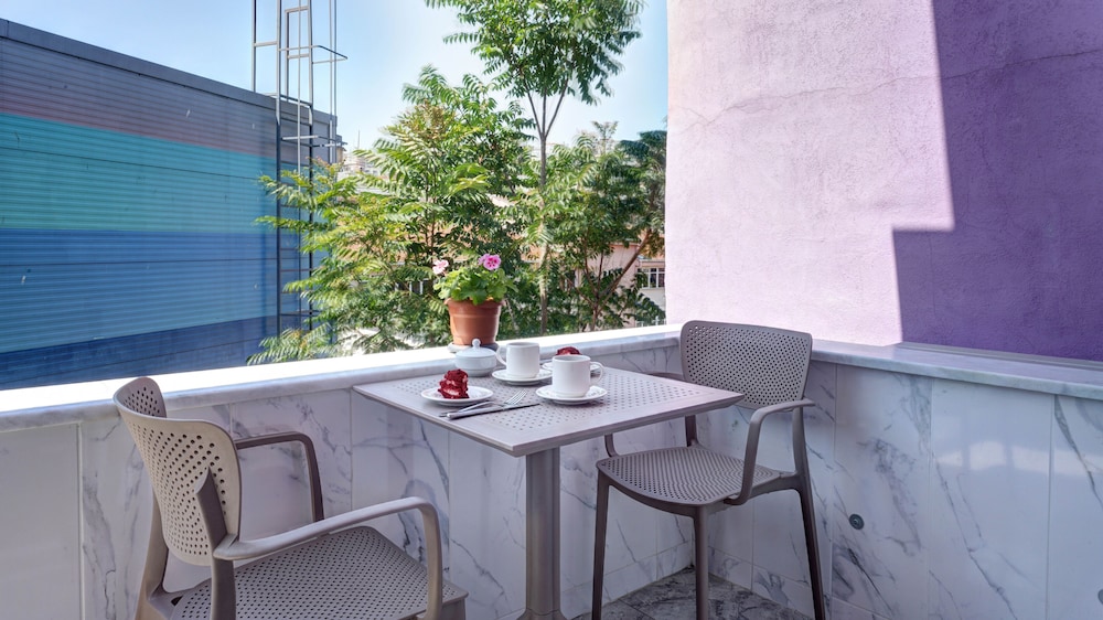 seven roses apart hotel