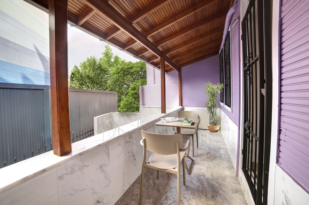 seven roses apart hotel