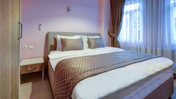 seven roses apart hotel