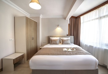 seven roses apart hotel