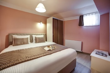 seven roses apart hotel