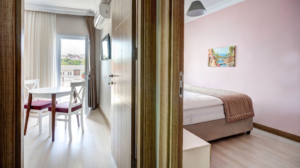 seven roses apart hotel