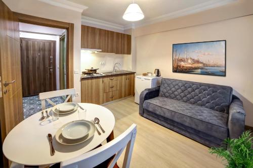 seven roses apart hotel