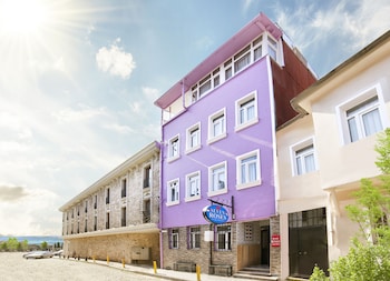 seven roses apart hotel