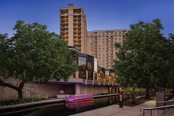 embassy suites san antonio riverwalk downtown