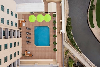 embassy suites san antonio riverwalk downtown