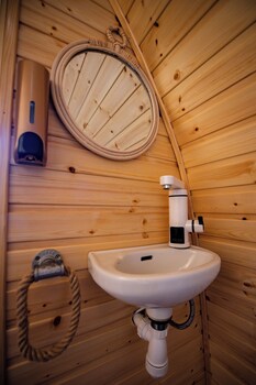 highland and transylvania glamping pods
