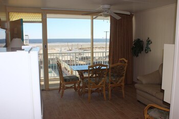 Paradise Oceanfront Resort,,3 star