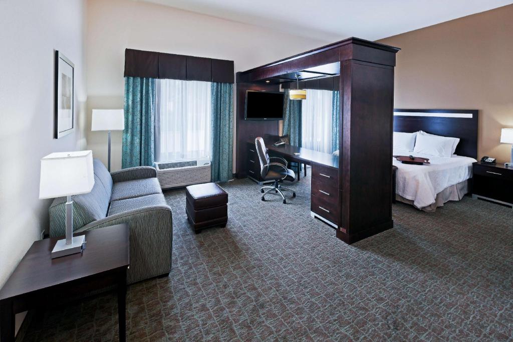 hampton inn and suites liberal