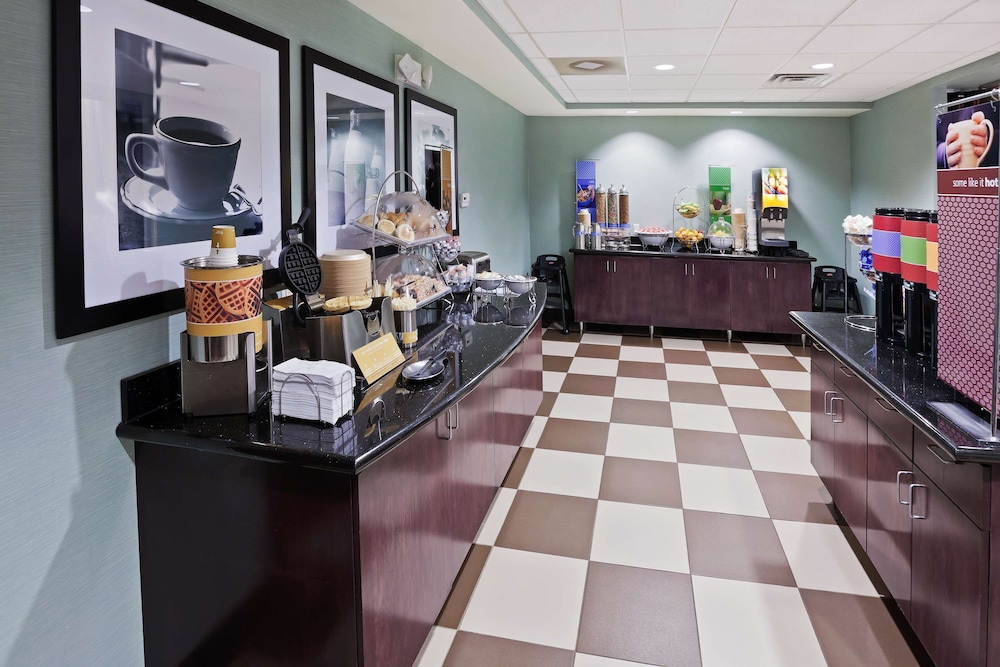 hampton inn and suites liberal