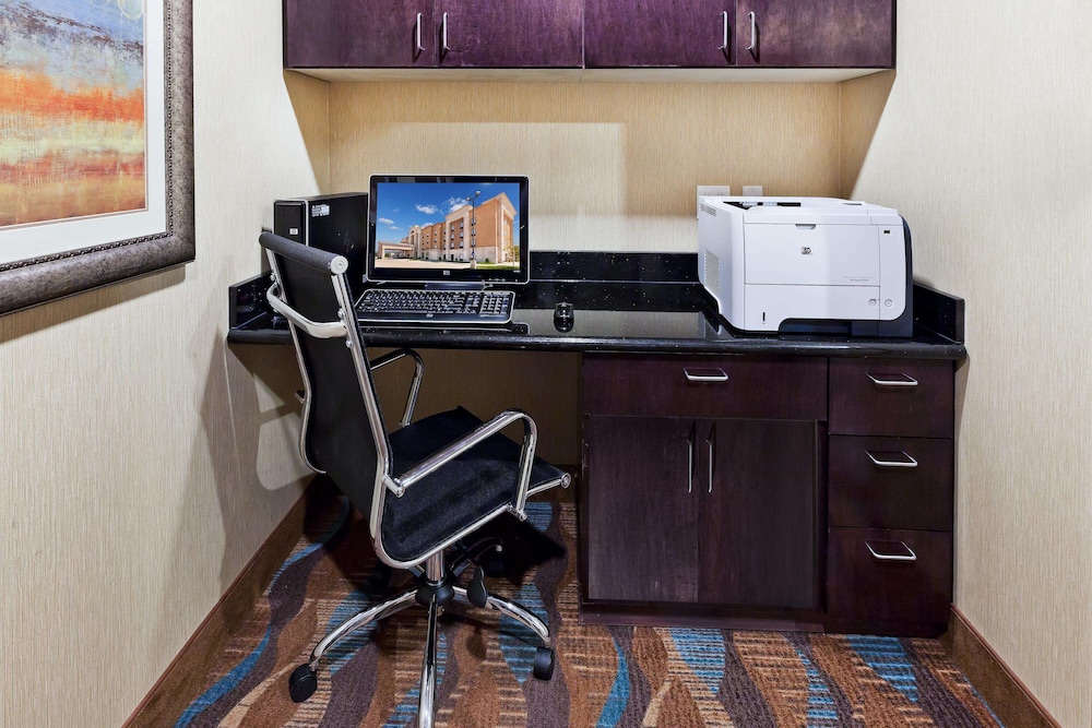 hampton inn and suites liberal