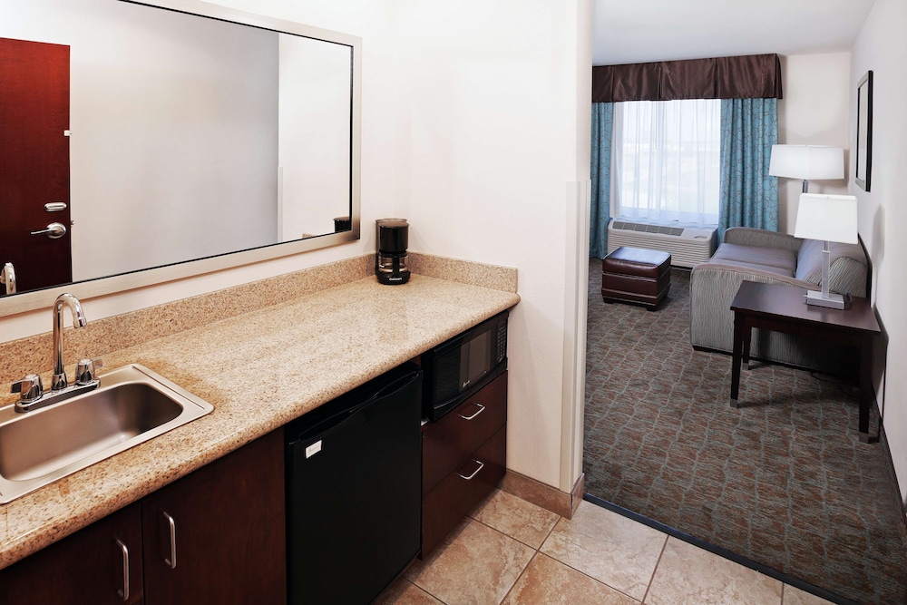 hampton inn and suites liberal