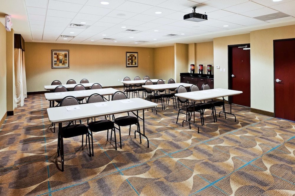 hampton inn and suites liberal