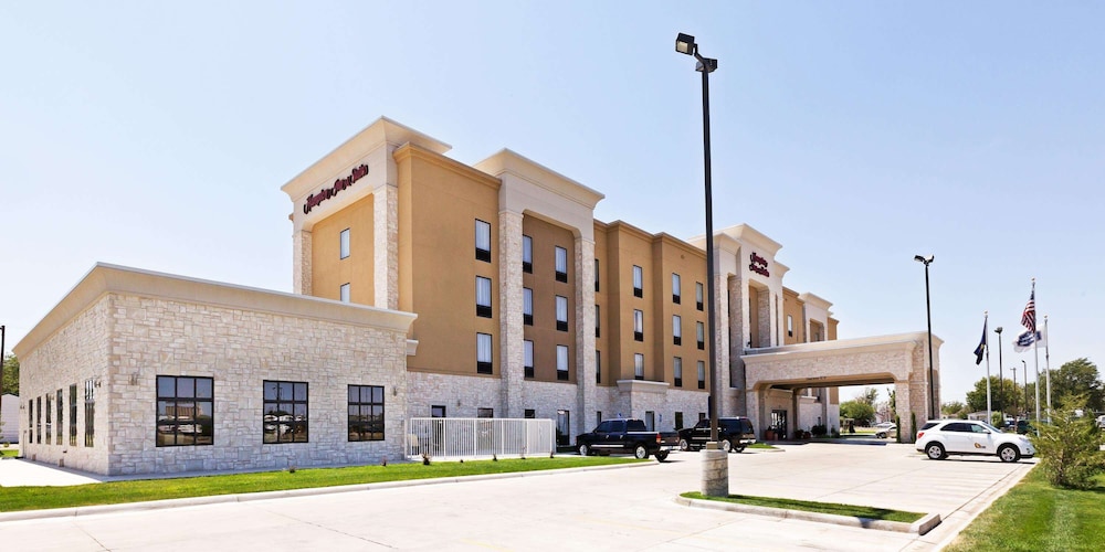hampton inn and suites liberal