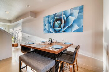 Fancy Townhome Near Old Town, Breweries And River!,,3.5 star