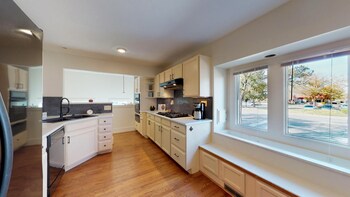 Mulberry Place: A Charming Cottage Near Old Town!,,3.5 star