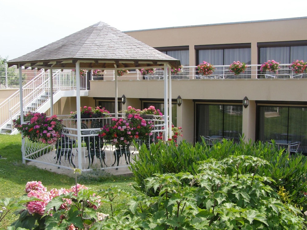 Logis Hostellerie Du Mont Aimé,Chalons-En-Champagne>>Bergeres-Les-Vertus,3 star