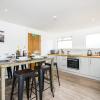 large luxury house boat 5 ensuite bedrooms