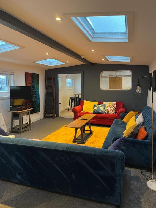 large luxury house boat 5 ensuite bedrooms