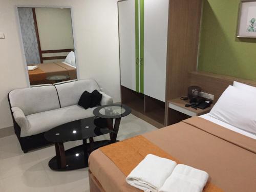 reddoorz plus abc landmark hotel