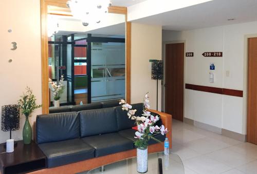 reddoorz plus abc landmark hotel